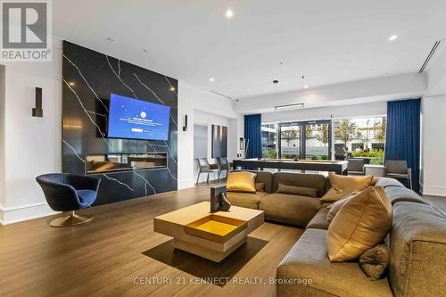 722 - 9 Clegg Road, Markham, ON - Indoor Photo Showing Living Room