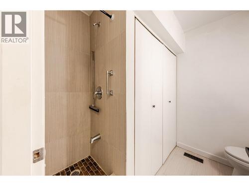 8008 Ash Street, Richmond, BC - Indoor Photo Showing Bathroom