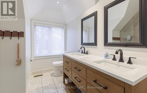 8 Oakridge Court, Brampton, ON - Indoor Photo Showing Bathroom