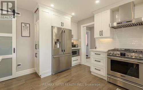 8 Oakridge Court, Brampton, ON - Indoor Photo Showing Kitchen With Upgraded Kitchen