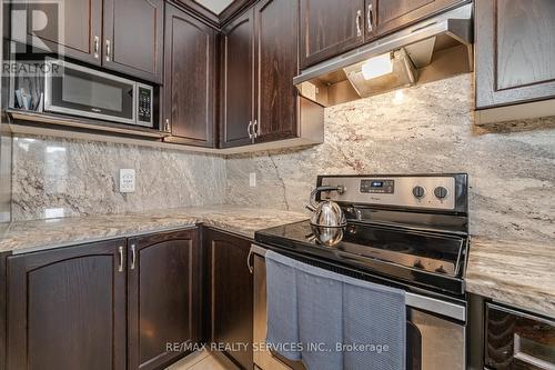 34 Pennycross Crescent, Brampton, ON - Indoor Photo Showing Kitchen With Upgraded Kitchen