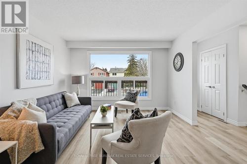 2344 Glastonbury Road, Burlington, ON - Indoor Photo Showing Living Room