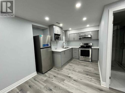 31 Chalone Crescent, Vaughan, ON - Indoor Photo Showing Kitchen