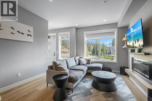 1435 Cara Glen Court Unit# 101, Kelowna, BC - Indoor Photo Showing Living Room With Fireplace