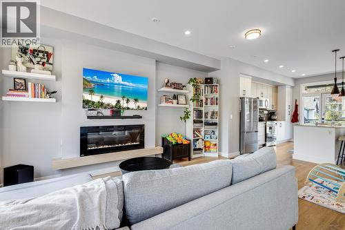 1435 Cara Glen Court Unit# 101, Kelowna, BC - Indoor Photo Showing Living Room With Fireplace