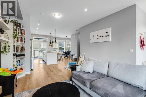 1435 Cara Glen Court Unit# 101, Kelowna, BC - Indoor Photo Showing Living Room