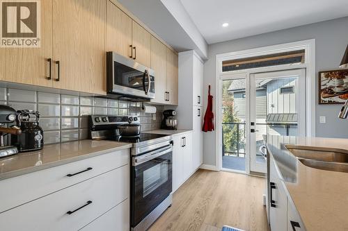 1435 Cara Glen Court Unit# 101, Kelowna, BC - Indoor Photo Showing Kitchen