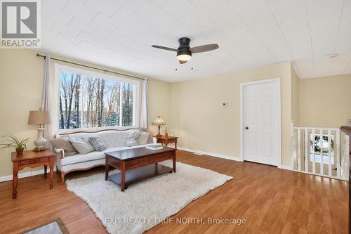 8 Robin Court, Tiny, ON - Indoor Photo Showing Living Room