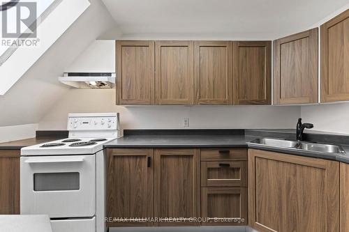 Unit 3 - 132 Flora Street, Ottawa, ON - Indoor Photo Showing Kitchen With Double Sink