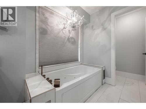 2292 Saddleback Drive, Kamloops, BC - Indoor Photo Showing Bathroom