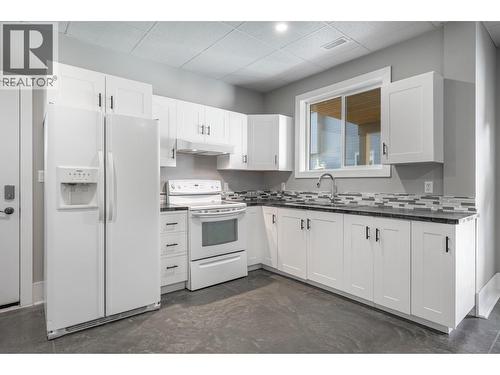 2292 Saddleback Drive, Kamloops, BC - Indoor Photo Showing Kitchen