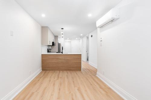 Salon - 1-4811 Av. Lacombe, Montréal (Côte-Des-Neiges/Notre-Dame-De-Grâce), QC - Indoor