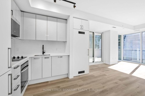 504-280 Dundas Street W, Toronto, ON - Indoor Photo Showing Kitchen