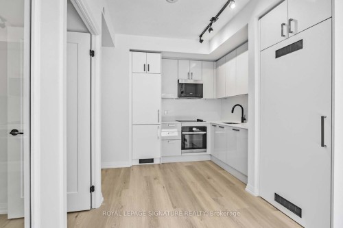 504-280 Dundas Street W, Toronto, ON - Indoor Photo Showing Kitchen