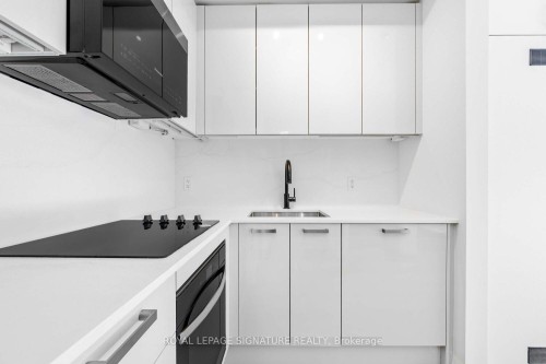 504-280 Dundas Street W, Toronto, ON - Indoor Photo Showing Kitchen