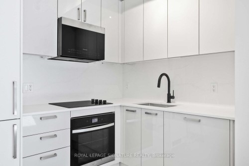 504-280 Dundas Street W, Toronto, ON - Indoor Photo Showing Kitchen