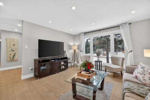17 Arlow Road, Caledon, ON - Indoor Photo Showing Living Room