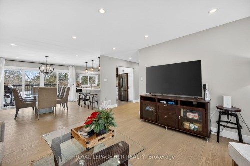 17 Arlow Road, Caledon, ON - Indoor Photo Showing Living Room