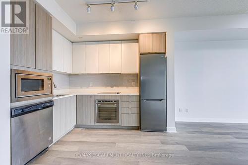 105 - 1135 Cooke Boulevard, Burlington, ON - Indoor Photo Showing Kitchen