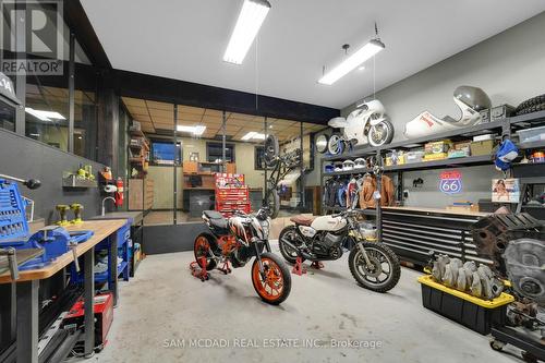 2084 Grand Boulevard, Burlington, ON - Indoor Photo Showing Garage