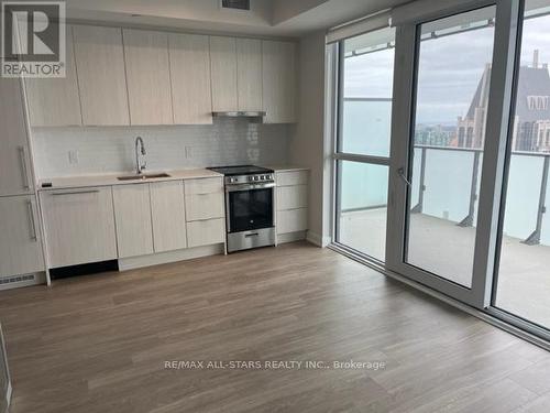 4004 - 430 Square One Drive W, Mississauga, ON - Indoor Photo Showing Kitchen