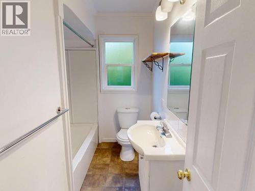 4844 Joyce Ave, Powell River, BC - Indoor Photo Showing Bathroom