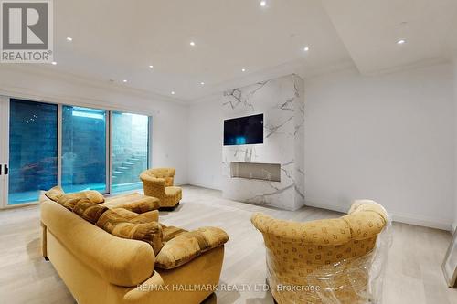 15 Eden Vale Drive, King, ON - Indoor Photo Showing Living Room