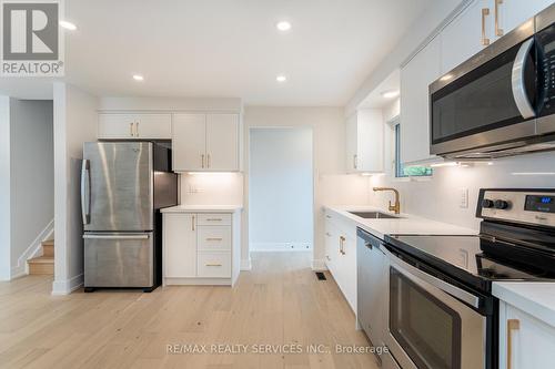 2296 Devon Road, Oakville, ON - Indoor Photo Showing Kitchen With Upgraded Kitchen