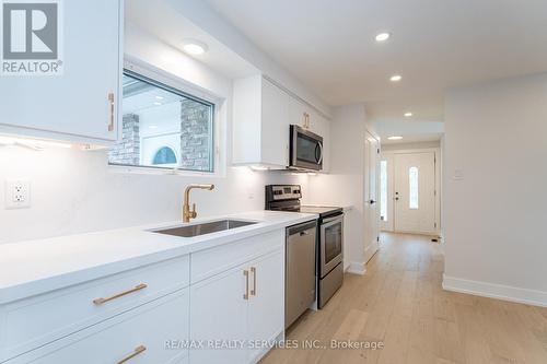 2296 Devon Road, Oakville, ON - Indoor Photo Showing Kitchen With Upgraded Kitchen