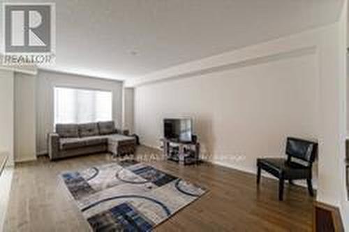 74 Munro Circle, Brantford, ON - Indoor Photo Showing Living Room
