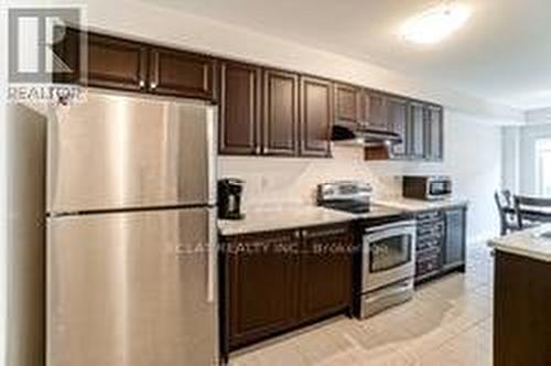 74 Munro Circle, Brantford, ON - Indoor Photo Showing Kitchen With Stainless Steel Kitchen With Upgraded Kitchen