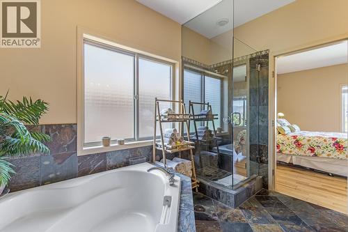 610 Arrowleaf Lane, Kelowna, BC - Indoor Photo Showing Bathroom