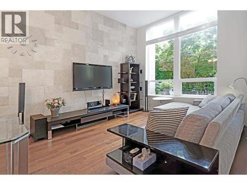 1045 Richards Street, Vancouver, BC - Indoor Photo Showing Living Room