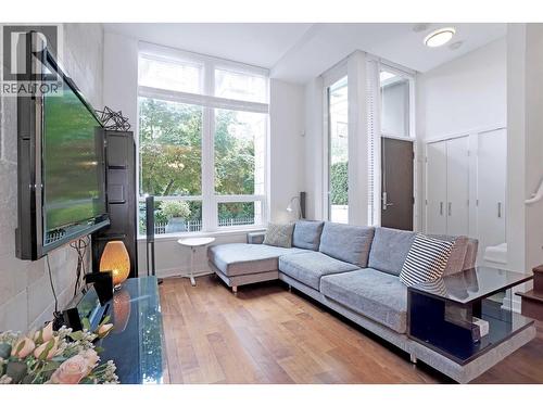 1045 Richards Street, Vancouver, BC - Indoor Photo Showing Living Room