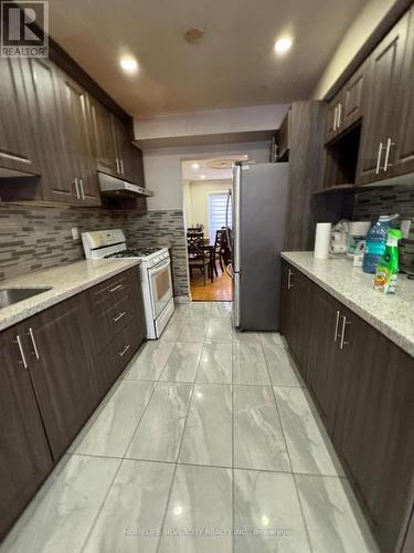 7214 Sigsbee Drive, Mississauga, ON - Indoor Photo Showing Kitchen