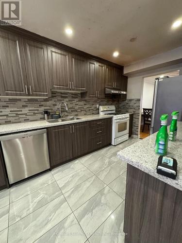 7214 Sigsbee Drive, Mississauga, ON - Indoor Photo Showing Kitchen