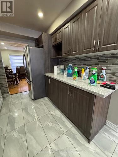 7214 Sigsbee Drive, Mississauga, ON - Indoor Photo Showing Kitchen