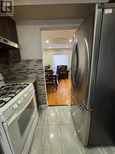7214 Sigsbee Drive, Mississauga, ON - Indoor Photo Showing Kitchen