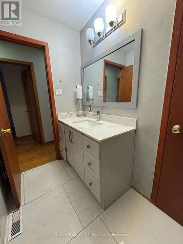 7214 Sigsbee Drive, Mississauga, ON - Indoor Photo Showing Bathroom