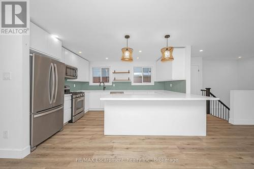 3346 Hannibal Road, Burlington (Palmer), ON - Indoor Photo Showing Kitchen With Upgraded Kitchen