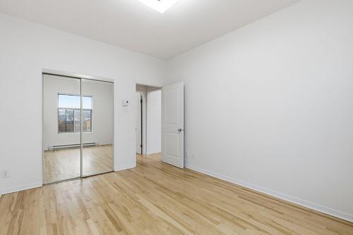 Bedroom - 5-5625 Av. Du Parc, Montréal (Le Plateau-Mont-Royal), QC - Indoor Photo Showing Other Room