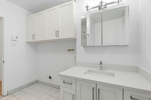 Bathroom - 5-5625 Av. Du Parc, Montréal (Le Plateau-Mont-Royal), QC - Indoor