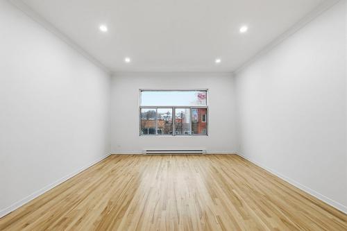 Salon - 7-5625 Av. Du Parc, Montréal (Le Plateau-Mont-Royal), QC - Indoor