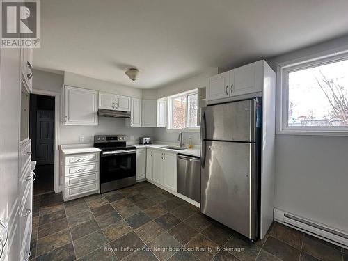 22 Springbrook Drive, Peterborough (Monaghan Ward 2), ON - Indoor Photo Showing Kitchen
