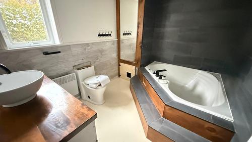 Bathroom - 1370 Ch. Du Lac-St-Louis, Léry, QC - Indoor Photo Showing Bathroom