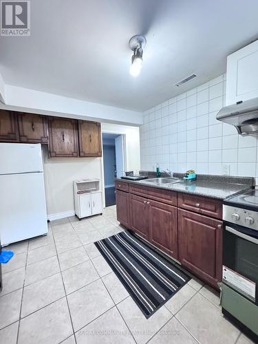 Bsmt - 10 Oakridge Drive, Toronto, ON - Indoor Photo Showing Kitchen