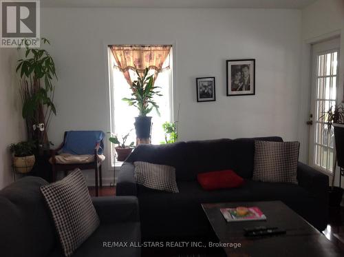 1 St James Place, Hamilton, ON - Indoor Photo Showing Living Room