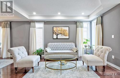 5384 Valhalla Crescent, Mississauga, ON - Indoor Photo Showing Living Room