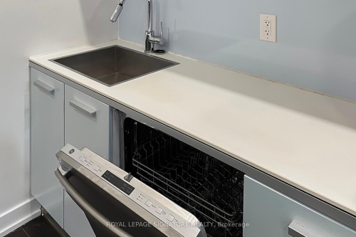 G07-38 Dan Leckie Way, Toronto, ON - Indoor Photo Showing Kitchen