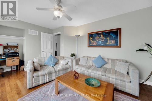 6323 Lisgar Drive, Mississauga, ON - Indoor Photo Showing Living Room